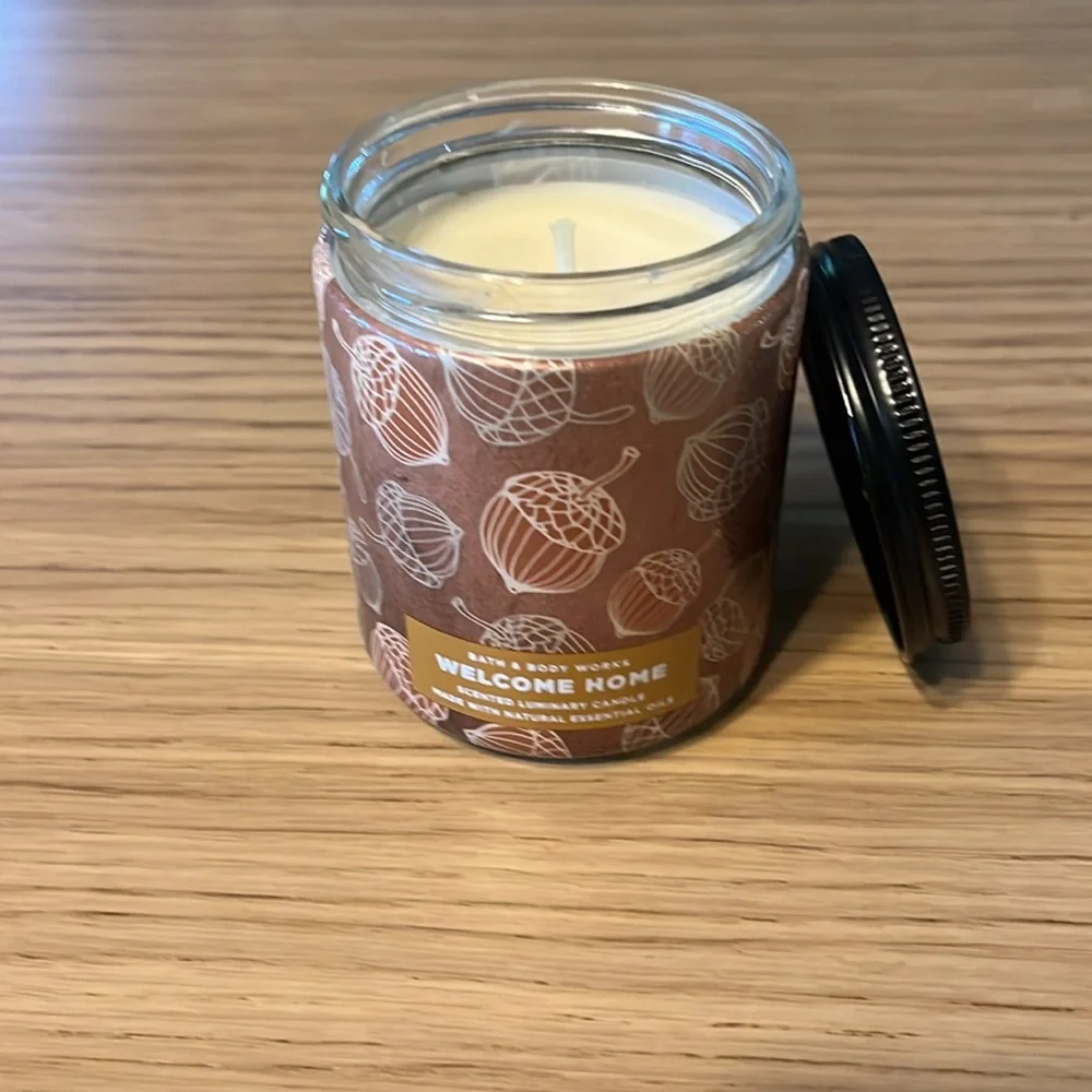 Bath & Body Works Single Wick Candle. Welcome Home.